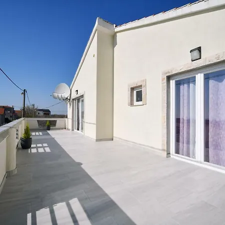 Apartman Novokmet-crno Guest house