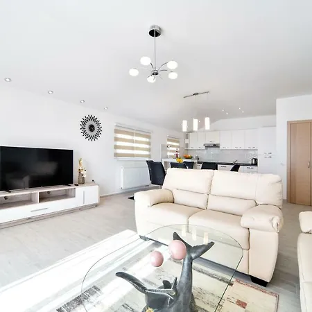Apartman Novokmet-crno בית הארחה
