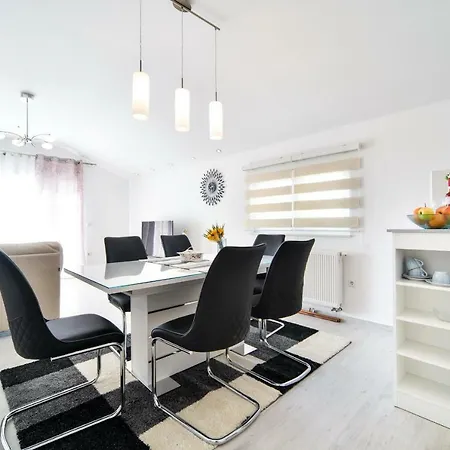 Apartman Novokmet-crno בית הארחה זאדאר
